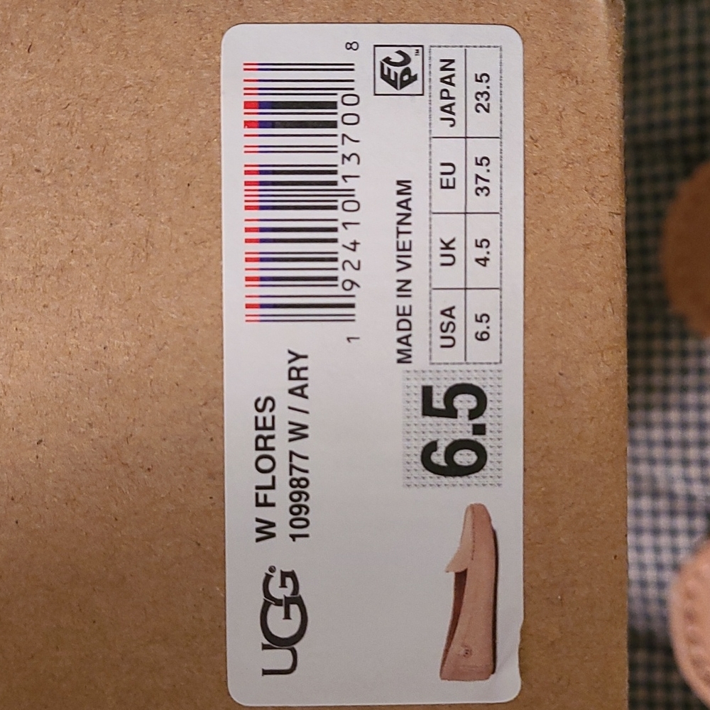 UGG NWT Driving Mocs Size 6.5